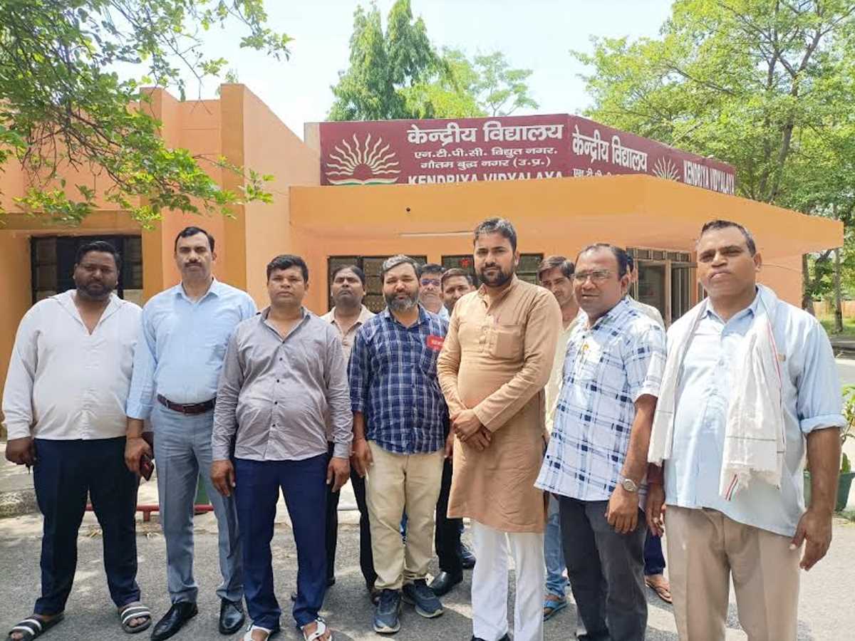 केन्द्रीय विद्यालय दादरी में प्रवेश को लेकर मिले अभिभावक